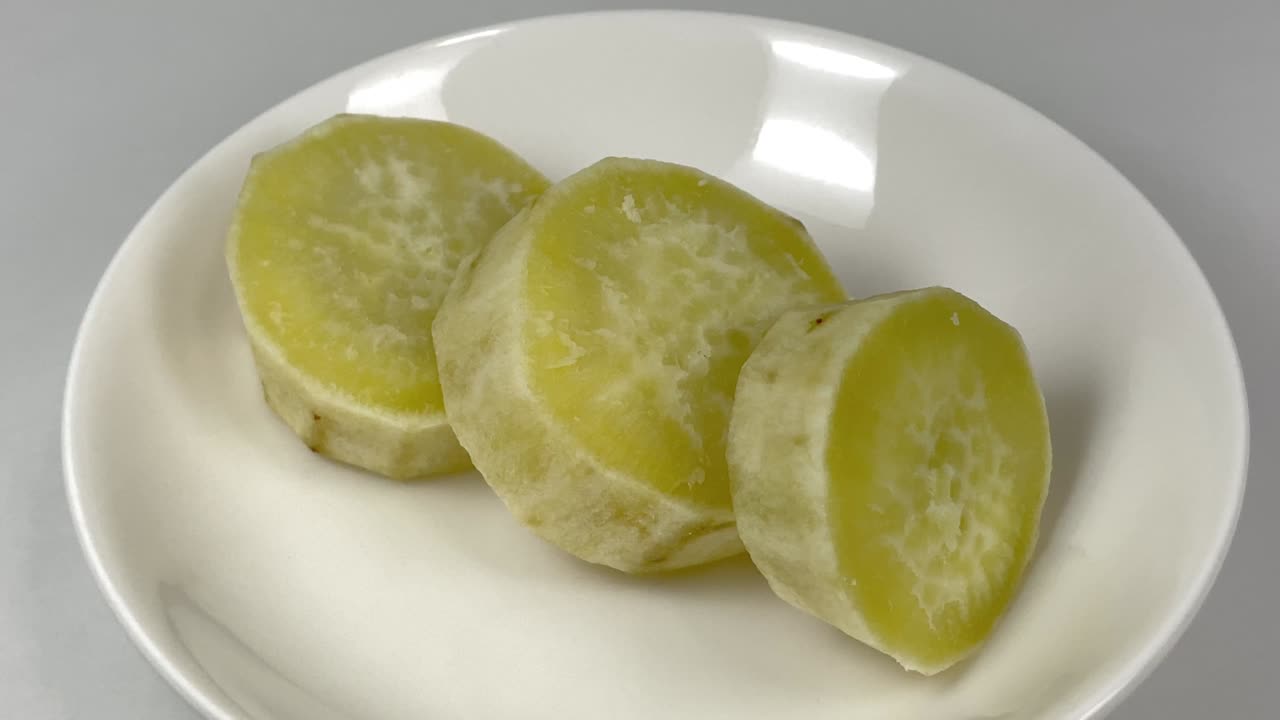 둥근 조각으로 잘라진 달한 감자