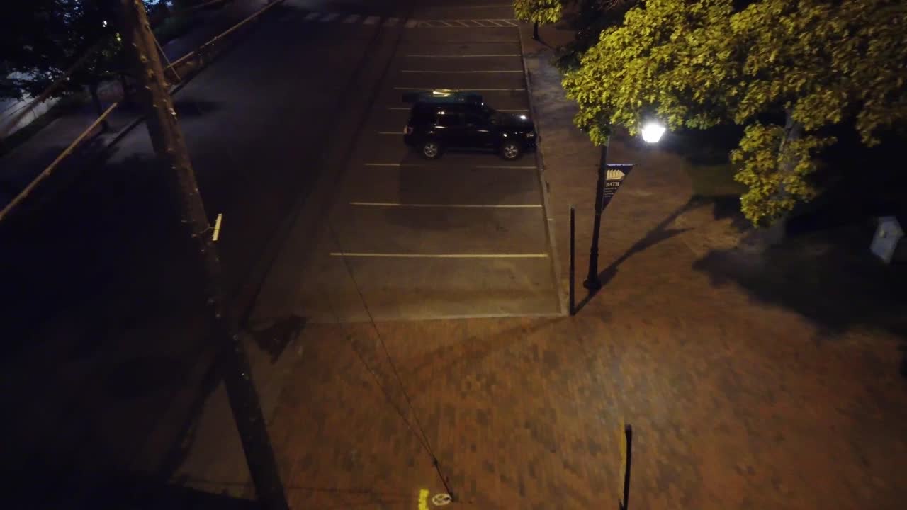 카약을 얹은 검은색 suv의 야간 푸시 인 샷