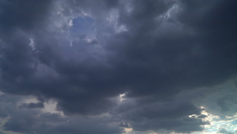 Intensive,-Unheilvolle-Sturmwolken-Ziehen-Bedrohlich-über-Uns-Zusammen