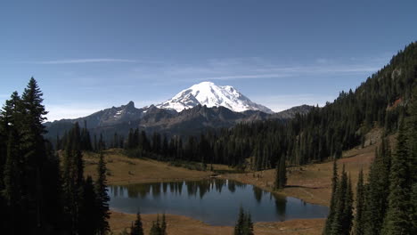 a beautiful snowcapped mountain in the pacific northwest