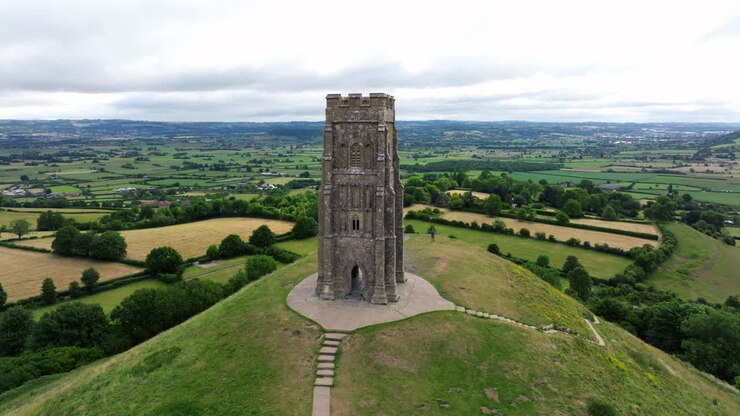 L'iconica collina di Glastonbury con la sua torre del XV secolo vicino a Glastonbury nella contea inglese del Somerset, Inghilterra. Ripresa aerea con drone