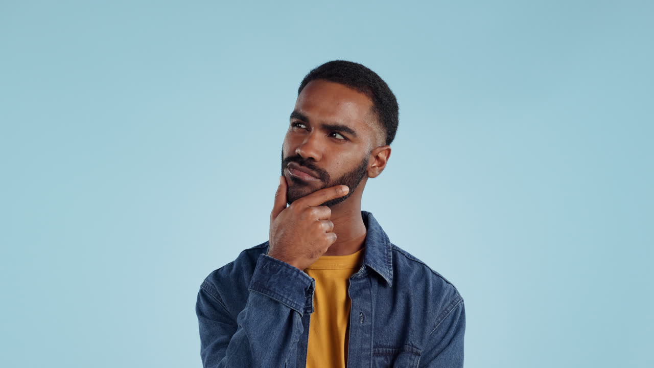 hombre, pensando y planeando idea con elección