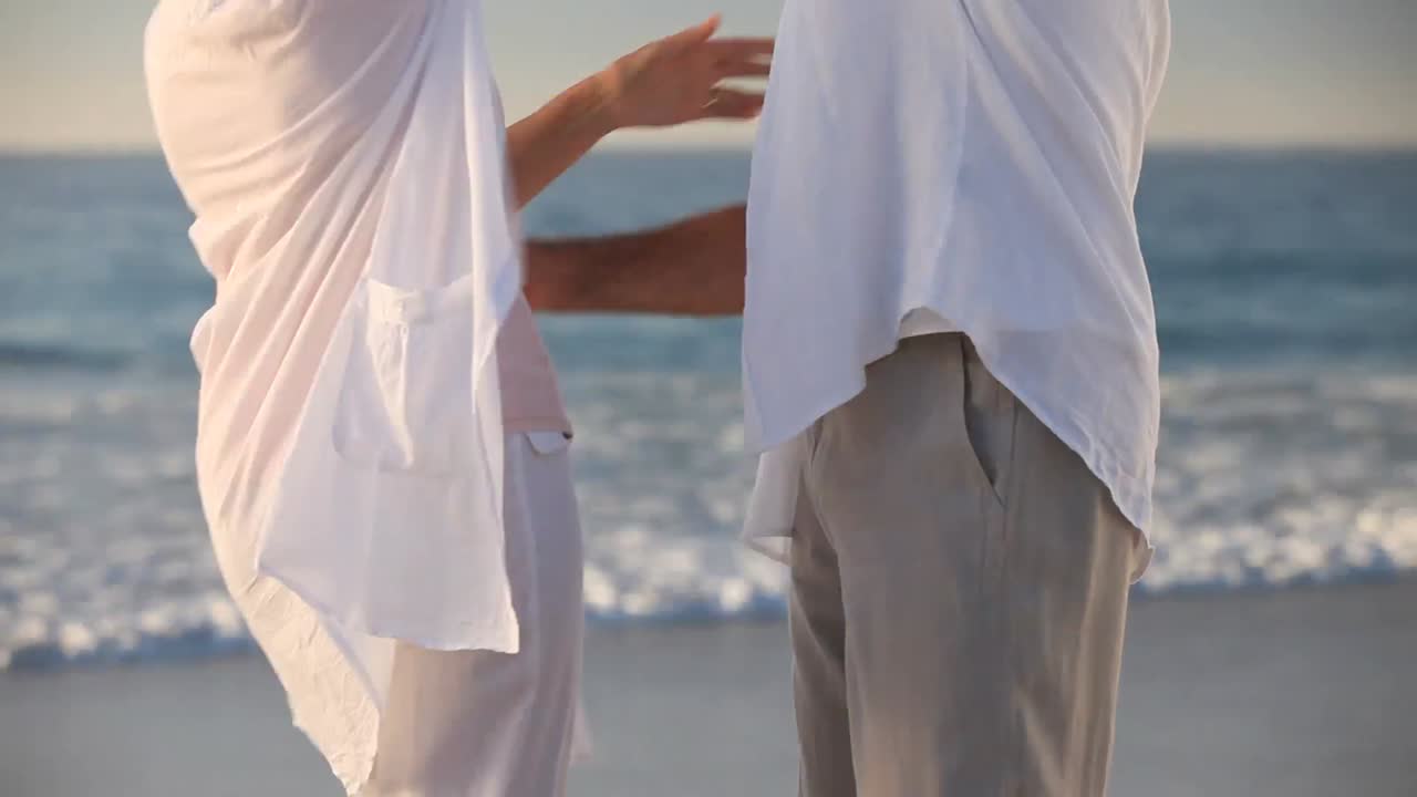 함께 춤을 추는 노인 부부