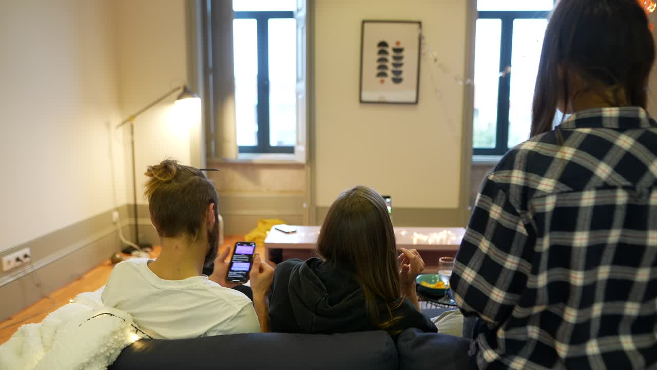 друзья отдыхают дома