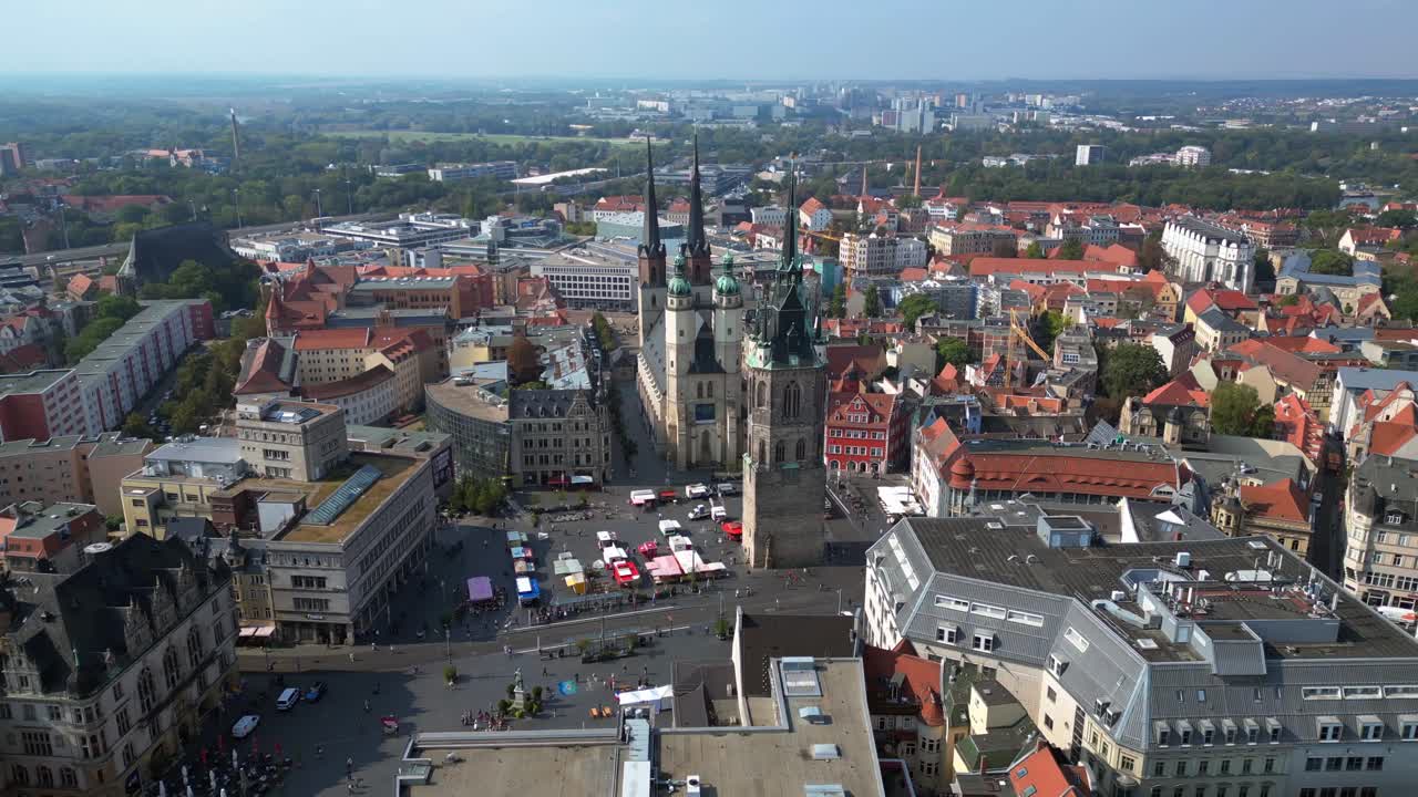 plaza del mercado con la torre roja y st