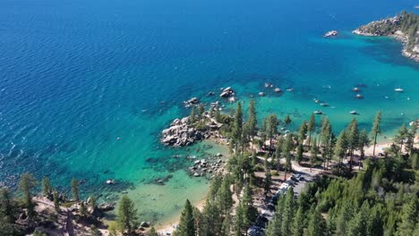 agua turquesa y árboles en la orilla del lago tahoe en los estados unidos - toma aérea de drones