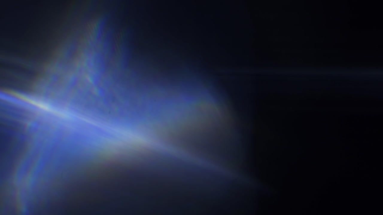 Perdite di luce blu astratte e bagliori dell'obiettivo che si muovono su sfondo scuro