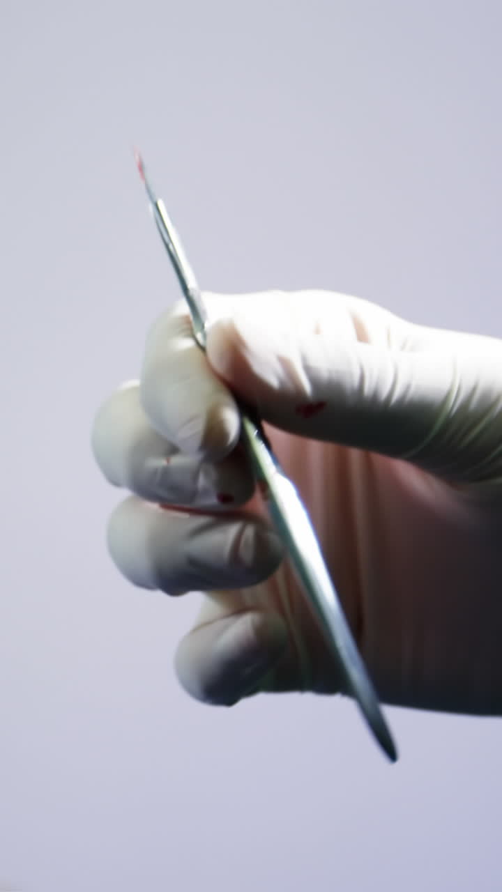 primer plano de los cirujanos que realizan la operación en la sala de operaciones