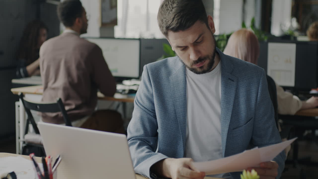 Imprenditore che esamina documenti in ufficio