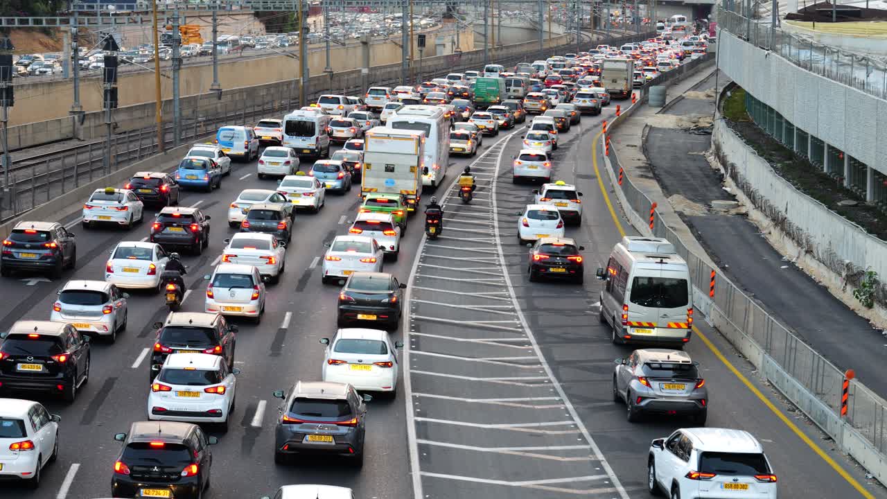 고속도로에서 천천히 움직이는 자동차 교통선, 뒷모습, 오른쪽으로 이동하는 카메라