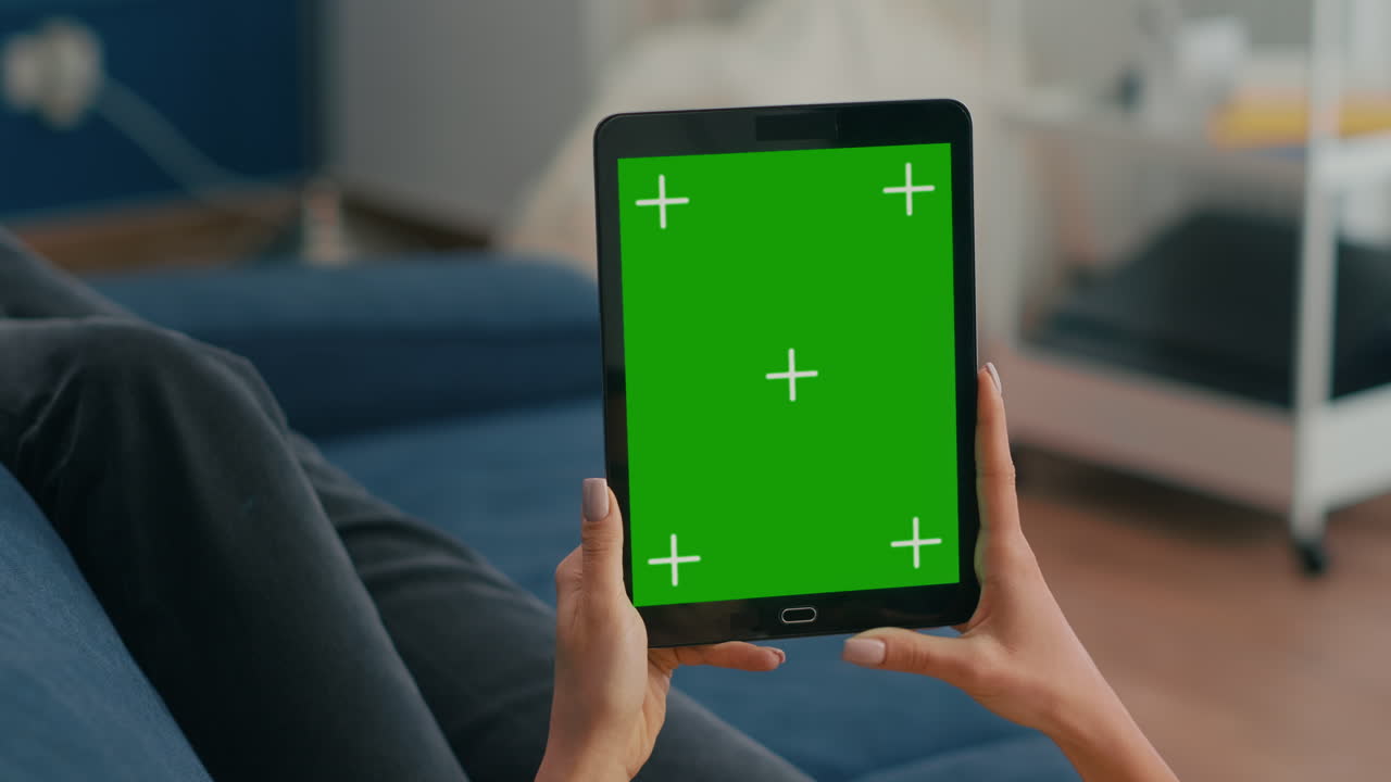 태블릿 컴퓨터를 들고 있는 비즈니스 여성 손의 클로즈업