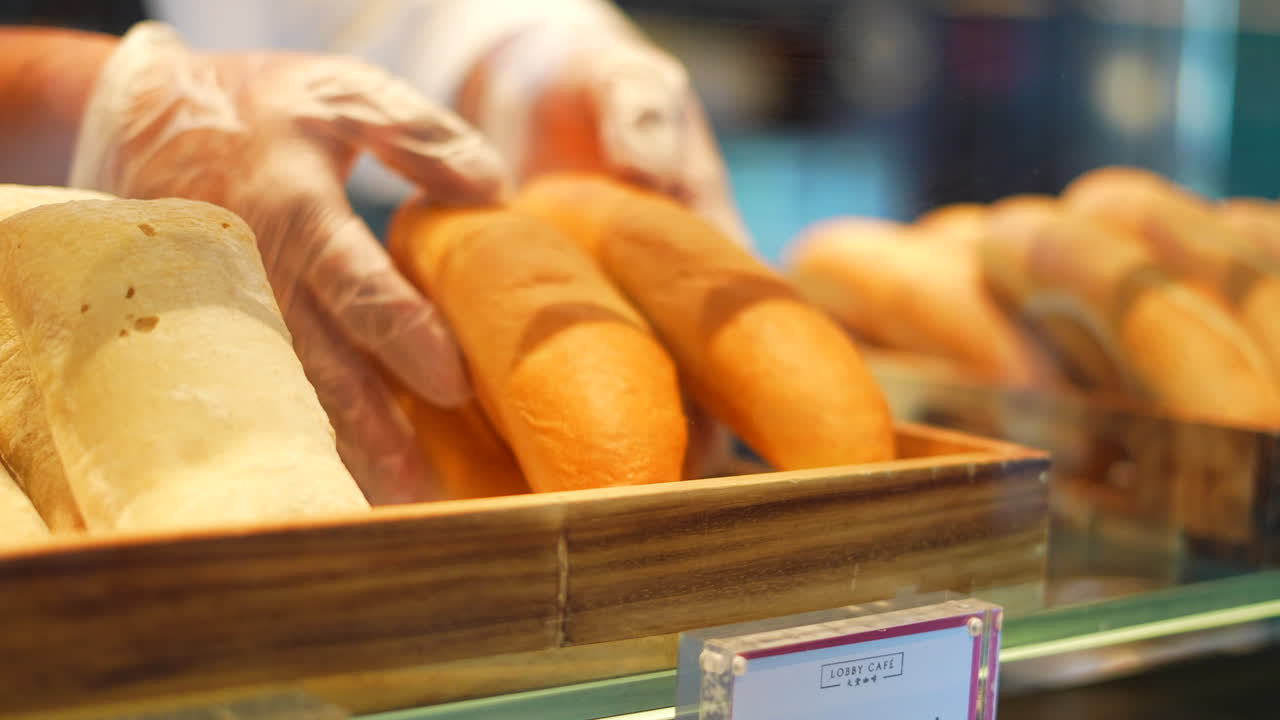 베이커리의 선반에서 자란 부드럽고 푹신한