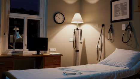 habitación de hospital vacía por la noche