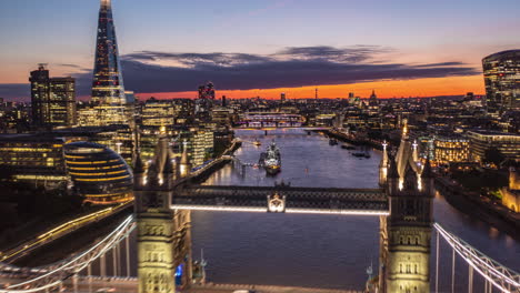 Vorwärts-Enthüllen-Die-Lichter-Der-Großstadt-Im-Morgengrauen.-Erstaunlicher-Hyperlapse-Der-Fliege-über-Der-Tower-Bridge.-Moderne-Wolkenkratzer-An-Beiden-Ufern-Der-Themse.-London,-Vereinigtes-Königreich