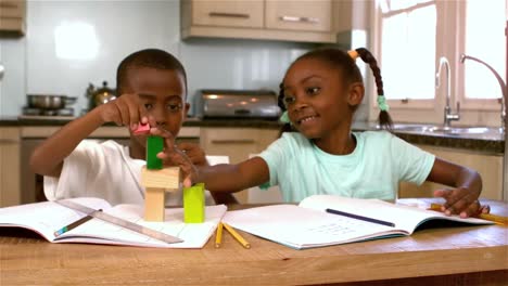 Lindos-Hermanos-Negros-Jugando-En-La-Cocina