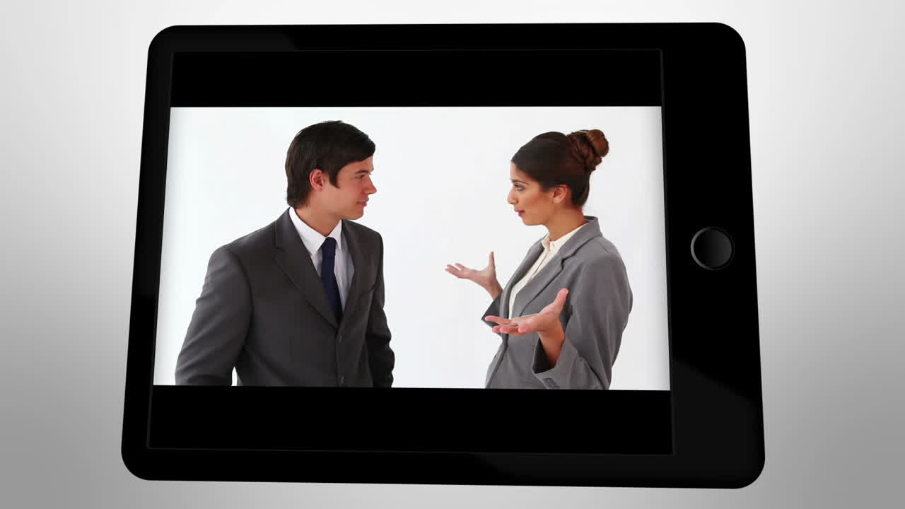 직장에서 함께 이야기하는 동료들