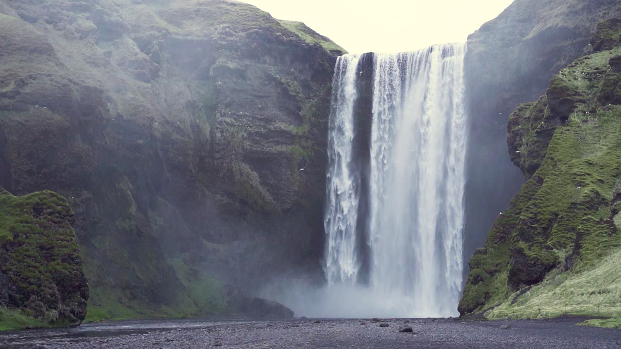 cascada de skogafoss en el sur de islandia en cámara lenta.