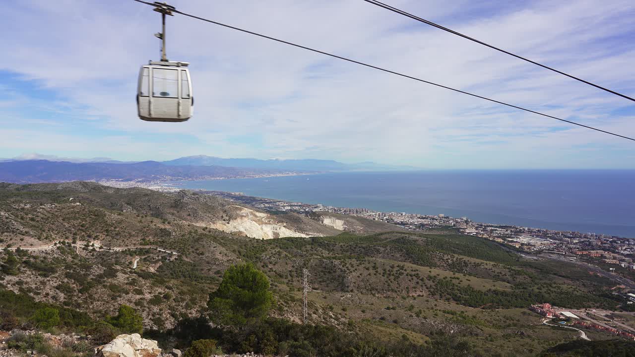 케이블카는 베날마데나 리조트 타운에서 스페인 코스타 델 솔의 말라가 근처 칼라모로 산 정상까지 관광객을 데려다줍니다.