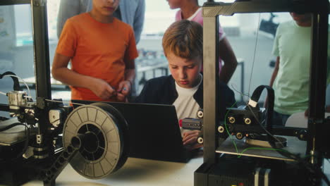 children learning 3d printing in school