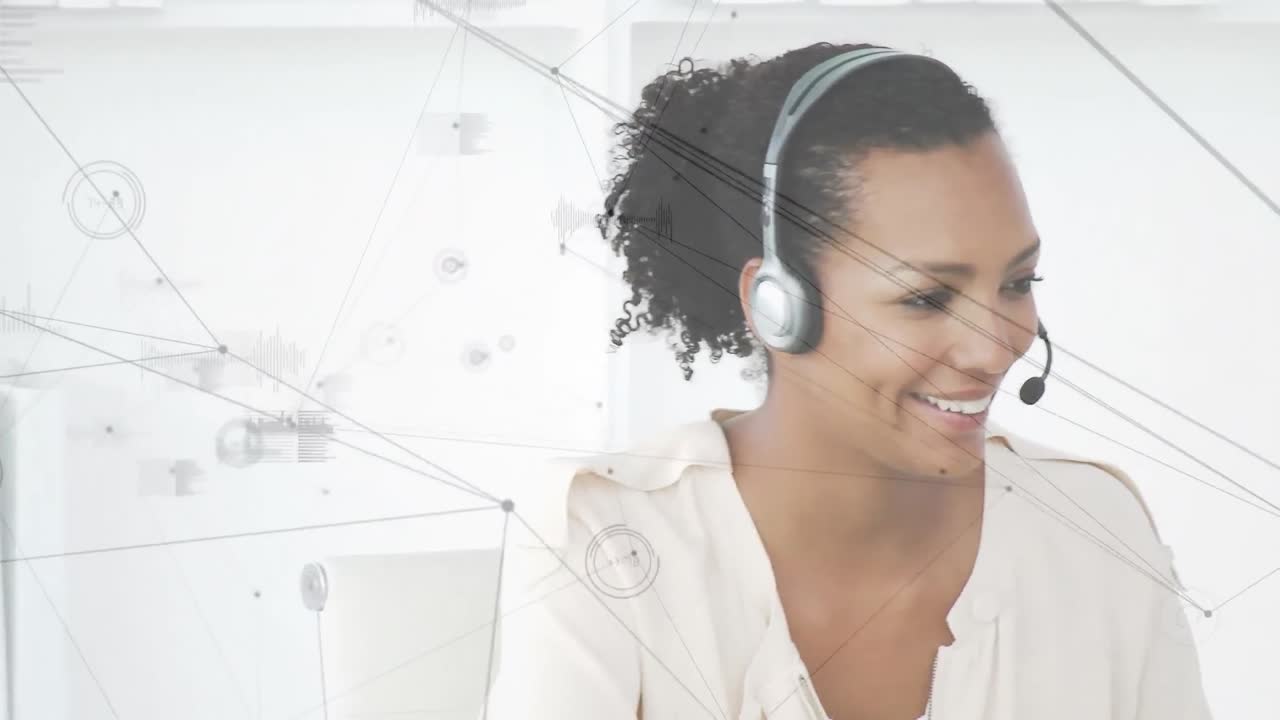 Animazione di rete di connessioni su donna d'affari con cuffie telefoniche