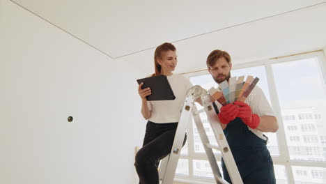 pareja eligiendo colores de pintura para la renovación del hogar