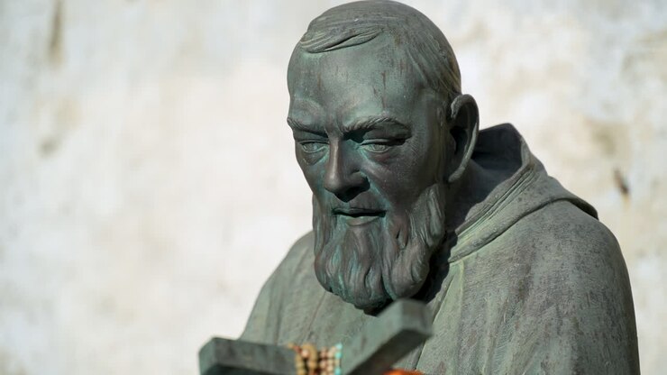 Un primo piano della statua di Padre Pio, nella città di Atrani in Italia