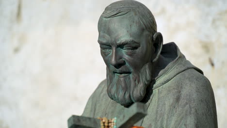 eine nahaufnahme der statue von padre pio in der stadt atrani in italien