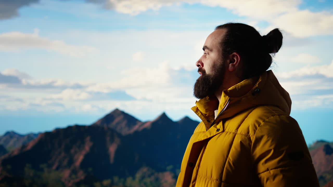 el viajero disfruta del impresionante paisaje montañoso y los hermosos picos