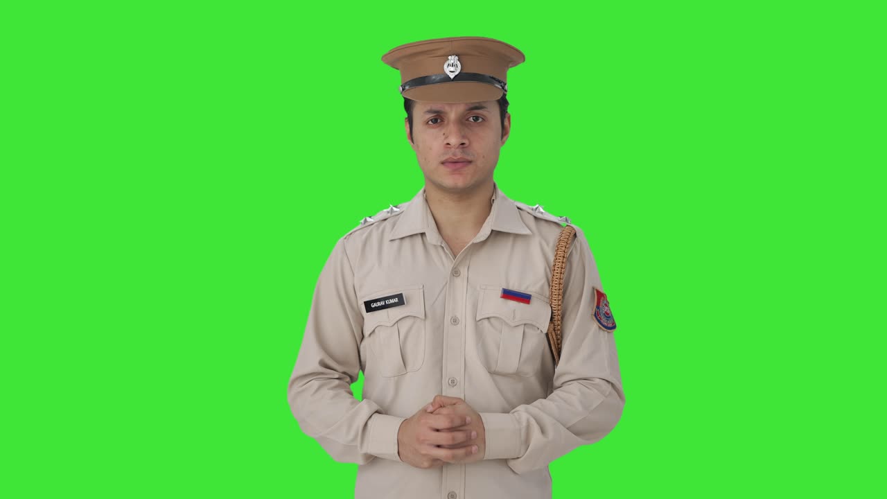 Poliziotto indiano arrabbiato che guarda la telecamera Schermo verde