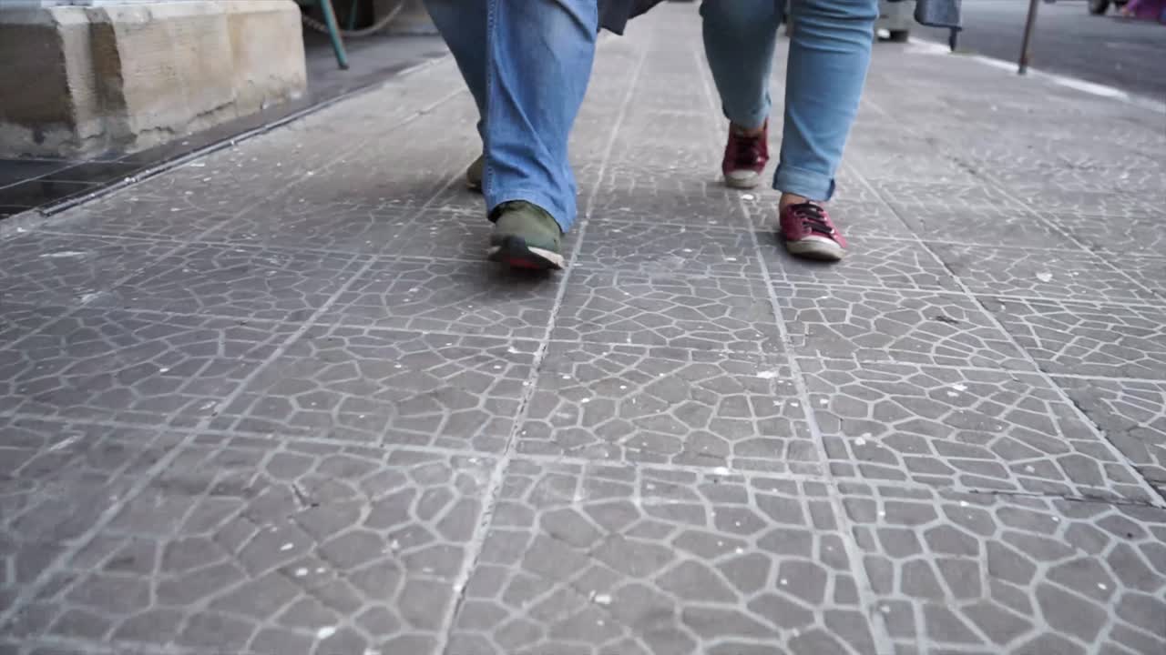 hermosa pareja de turistas enamorados caminando por la calle juntos