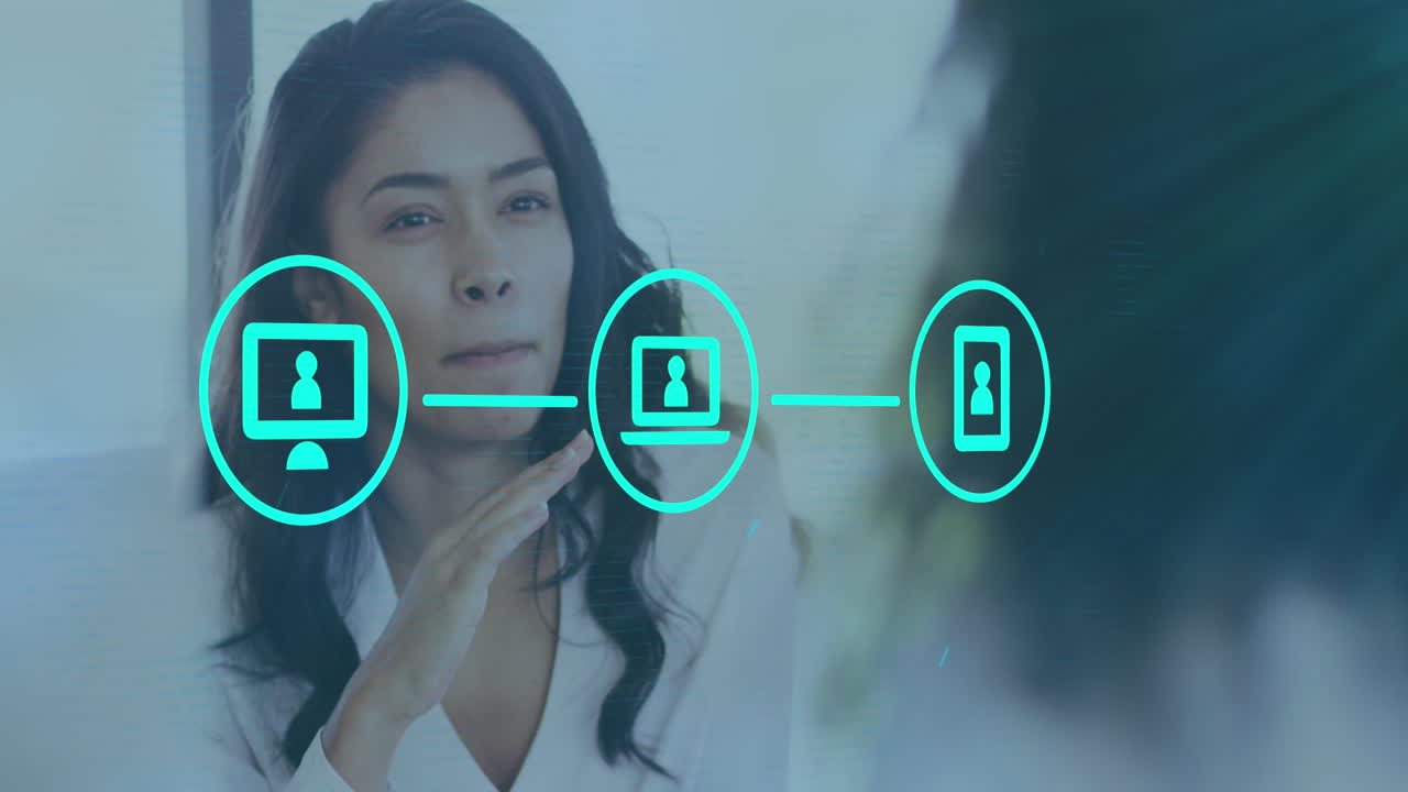 animación de la interfaz que muestra iconos de personas conectadas con una mujer de negocios hablando en una reunión