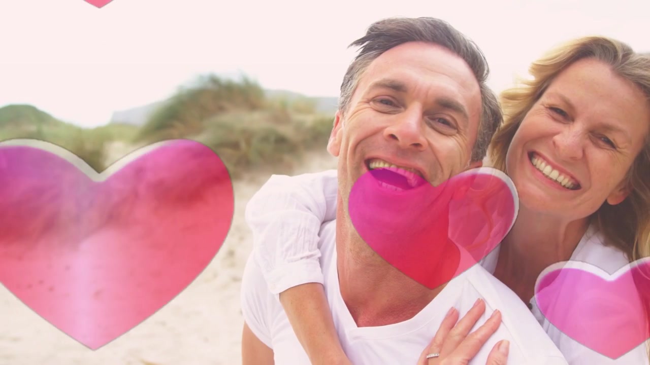 Mulher se inclinando e beijando o parceiro na bochecha na praia, corações rosas flutuando, anel brilhando, promocional.