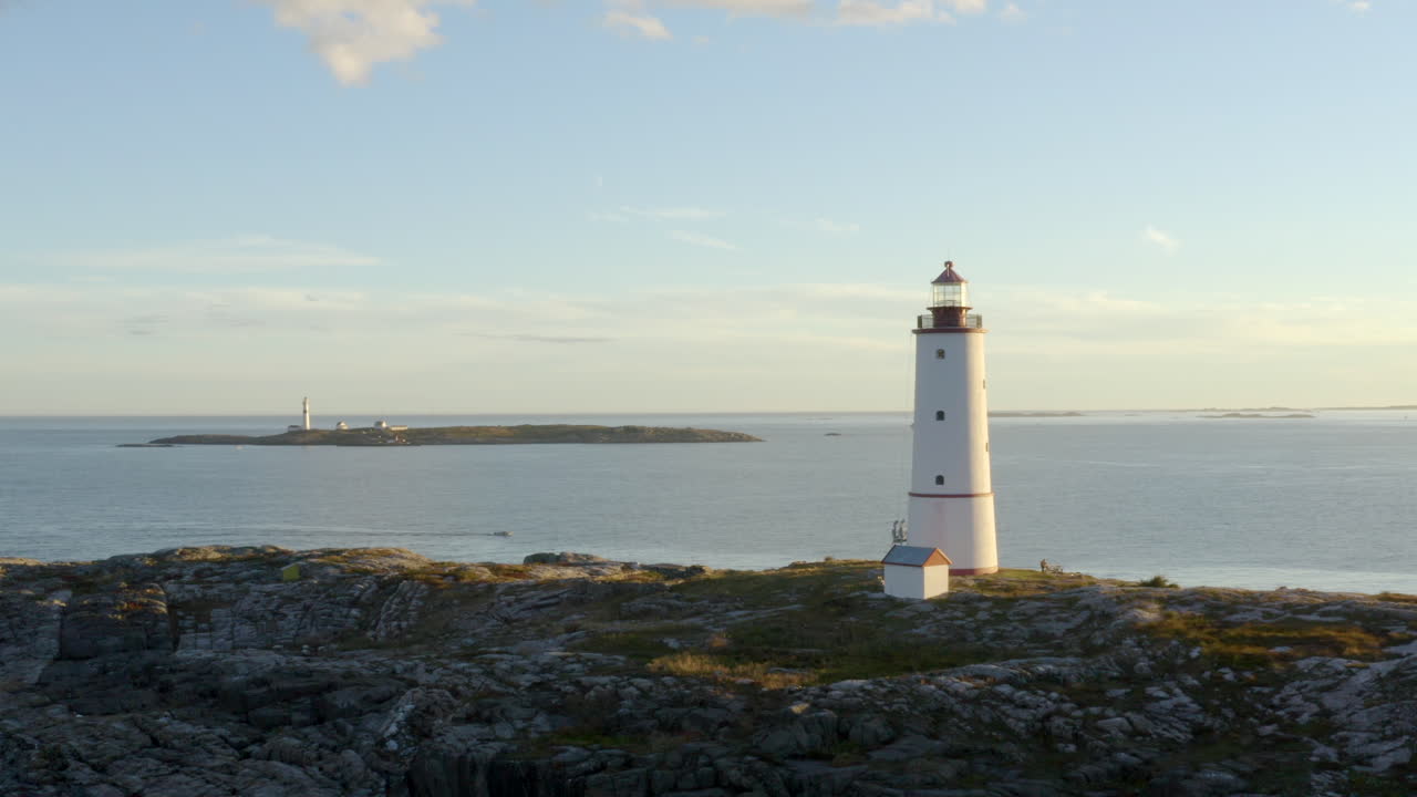 노르웨이 아그더 카운티 아그데르 카운티의 릴 토룬겐 등대와 인근 매장 토룽겐 등대 전망 - 공중 드론 샷