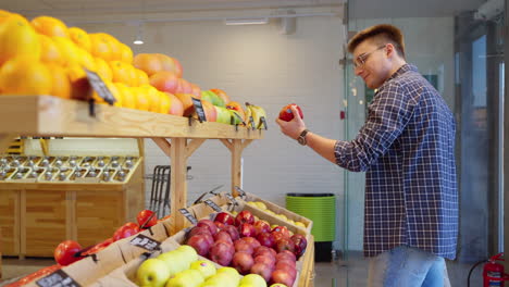 man shopping for fruits in a grocery store