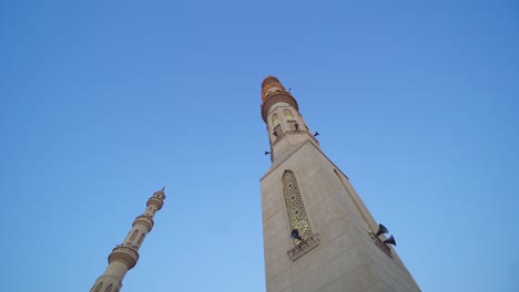 vista baja de los minaretes de la mezquita el mina en hurghada, egipto contra el claro cielo azul de verano