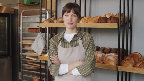 Porträt-Einer-Schönen-Bäckerin-Bei-Der-Arbeit