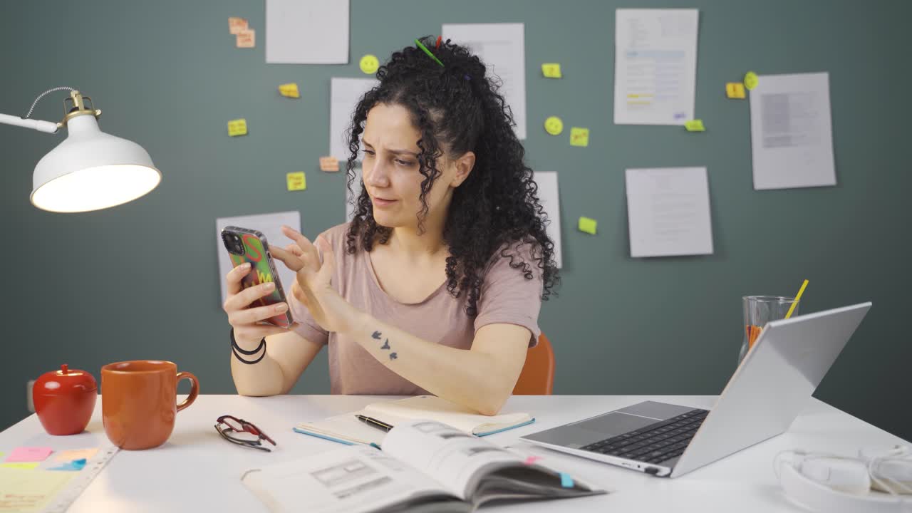 estudiante a la que le gusta la aplicación móvil.