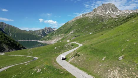 在法國阿爾卑斯山的lac de grand maison山湖沿線駕駛露營車 - 空中追蹤