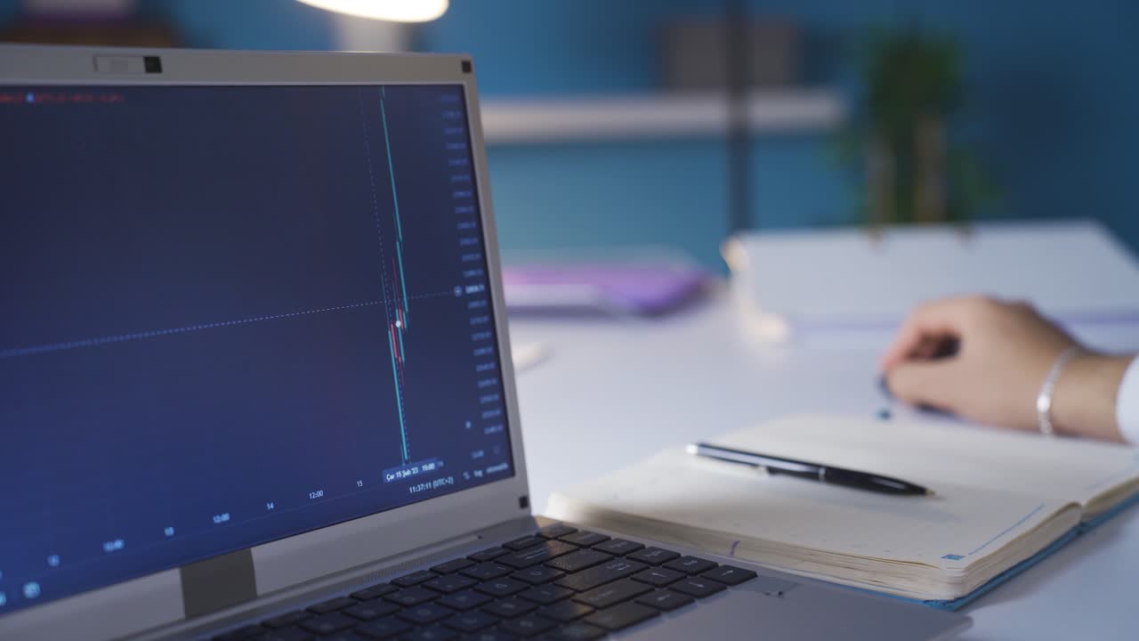 el hombre que sigue el mercado de valores. el hombre que ve el mercado de valores en la computadora mirando las velas alcistas.