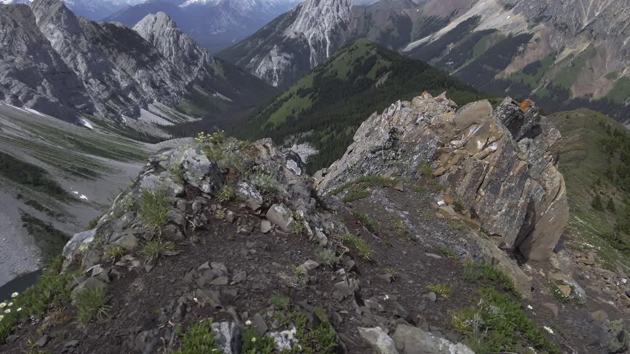 lago de montaña revelado entre rocas piedras rockies kananaskis alberta canadá