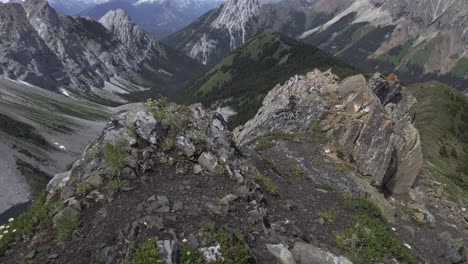 lago de montaña revelado entre rocas piedras rockies kananaskis alberta canadá