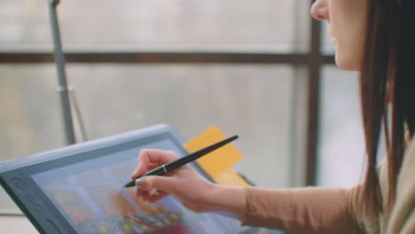 Mujer-Joven-Sentada-En-Su-Escritorio,-Está-Dibujando,-Escribiendo-Y-Usando-Un-Bolígrafo-Con-Una-Tableta-Digital.-Manos-Con-Pluma