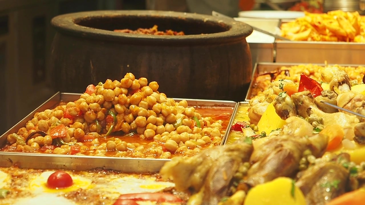 Piatti tradizionali turchi assortiti esposti in un buffet di ristorante
