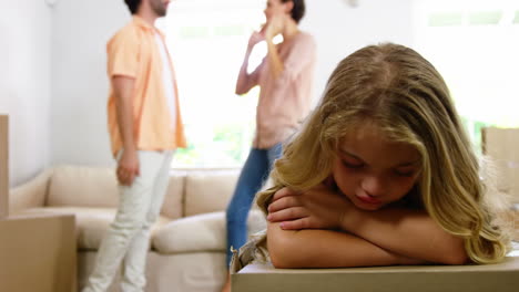 padres enojados discutiendo detrás de una niña triste