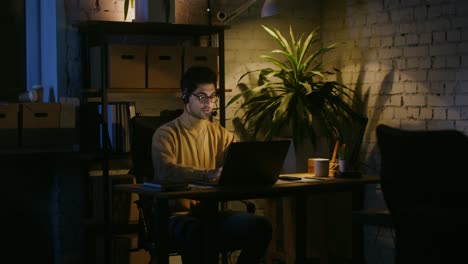 hombre trabajando hasta tarde en la noche en la oficina de casa