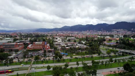 Erkundung-Der-26.-Straße,-Bogotá,-Kolumbien.-Nach-Rechts-Drehen