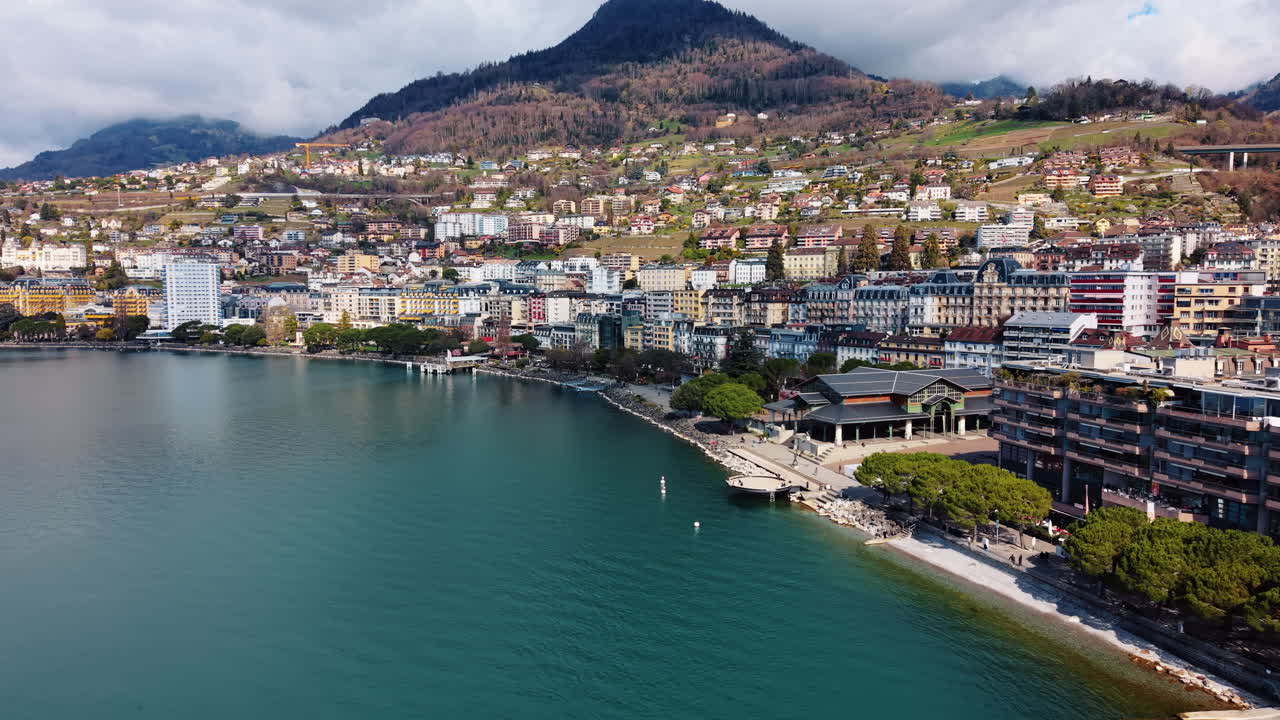 Aerea: Paesaggio urbano di Montreux con Piazza del Mercato di giorno nel Canton Vaud, Svizzera, ripresa orbitale con drone.