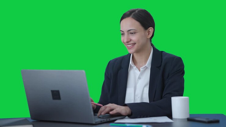 feliz mujer india gerente trabajando en computadora portátil pantalla verde