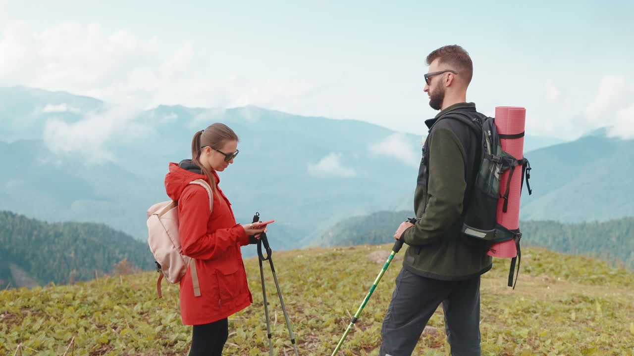 excursionistas disfrutando de la vista desde la cima de la montaña