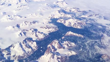 綠地冰層和沉重的雪地 2 上空的良好空中